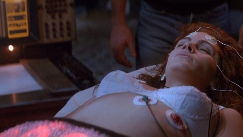 Julia Roberts - Hot Scenes in Flatliners (1990)