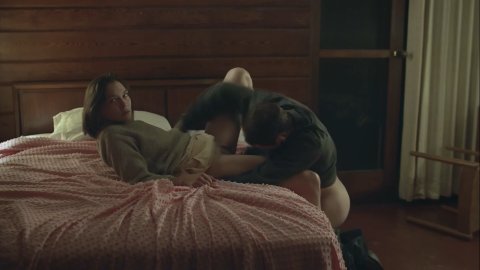 Hannah Gross, Lowell Hutcheson - Hot Scenes in The Mountain Between Us (2018)