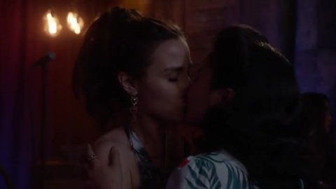 Allison Scagliotti, Anna Akana - Hot Scenes in Stitchers s03e09 (2017)