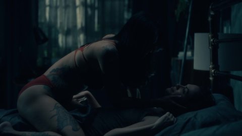 Kate Siegel, Levy Tran - Hot Scenes in The Haunting of Hill House s01e10 (2018)