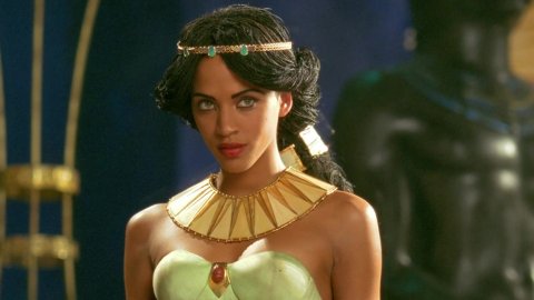 Noémie Lenoir - Hot Scenes in Asterix & Obelix: Mission Cleopatra (2002)