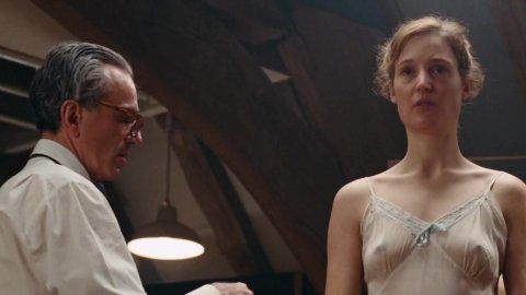 Vicky Krieps - Hot Scenes in Phantom Thread (2017)