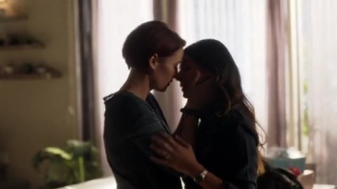 Chyler Leigh, Floriana Lima - Hot Scenes in Supergirl s03e05 (2016)