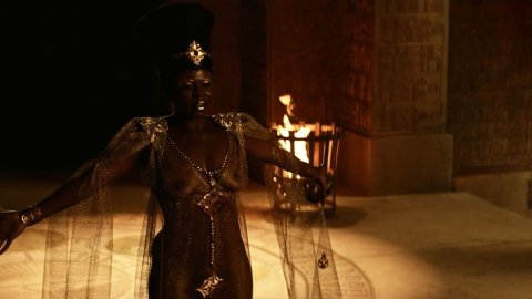 Yetide Badaki - Hot Scenes in American Gods s01e08 (2017)